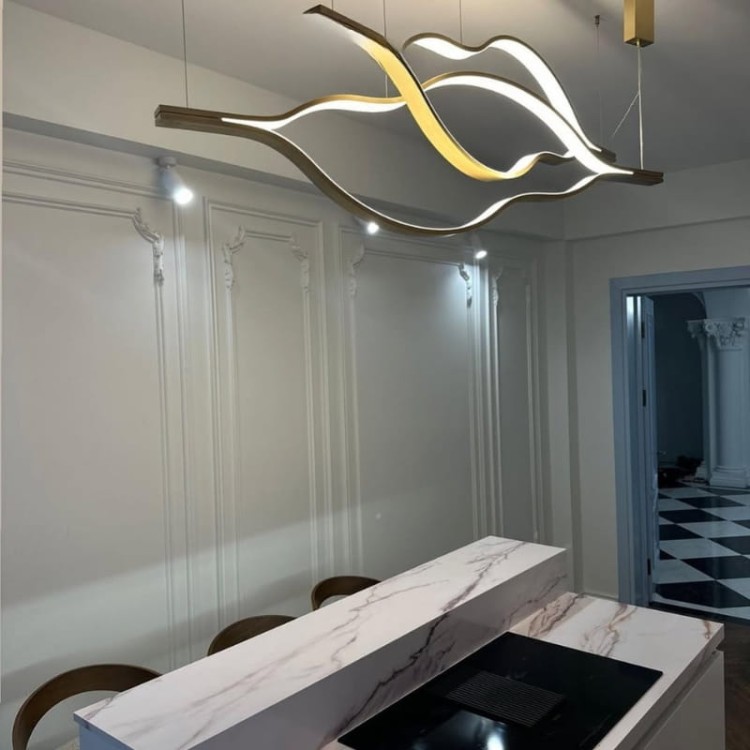 żyrandol nowoczesny złoty w kształcie fali