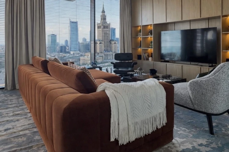 nowoczesna sofa narożna tapicerowana z przeszyciami