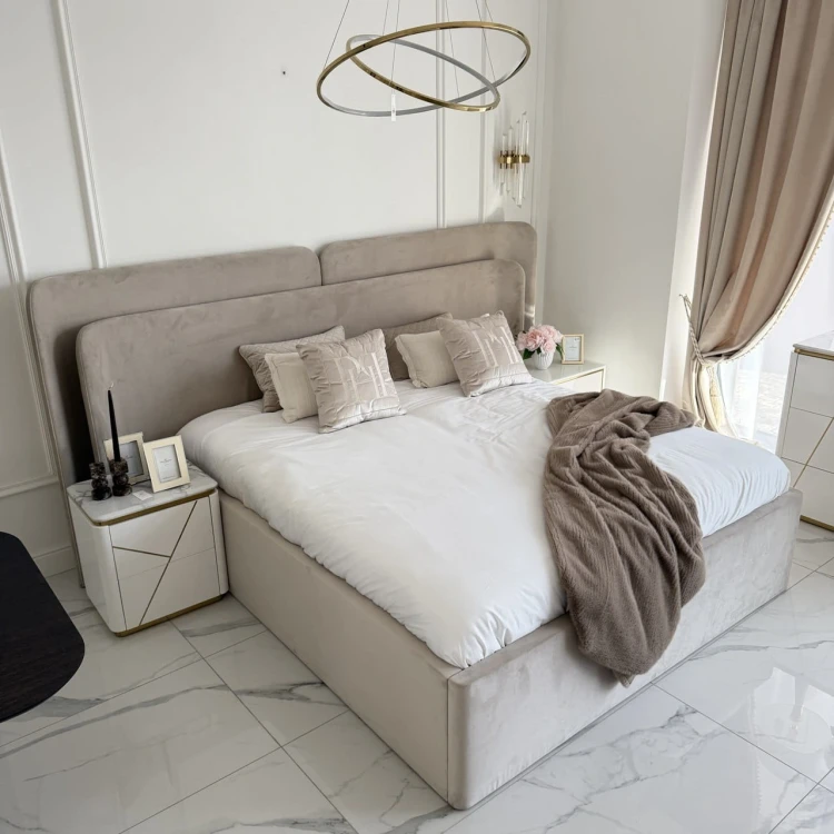 łóżko z dużym zagłówkiem tapicerowanym