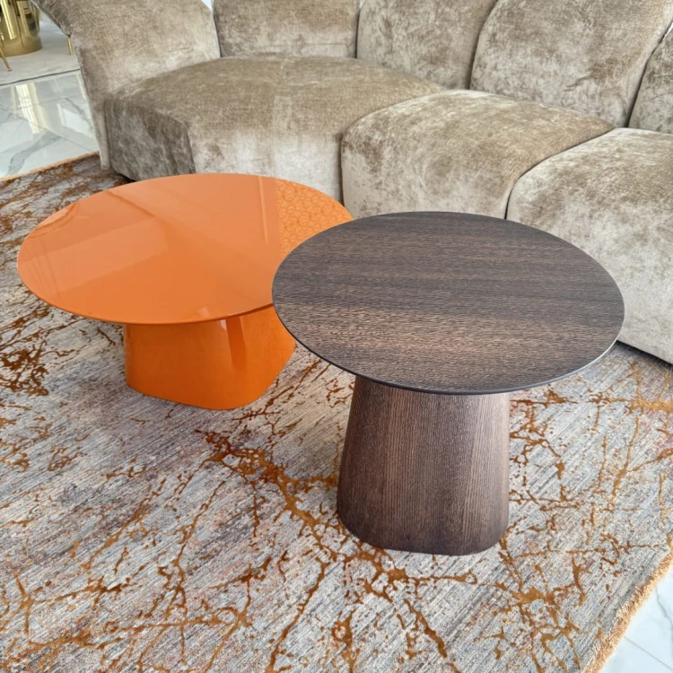 drewniany stolik kawowy okrągły na drewnianej nodze