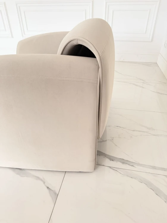 fotel nowoczesny tapicerowany o designerskim kształcie.JPG