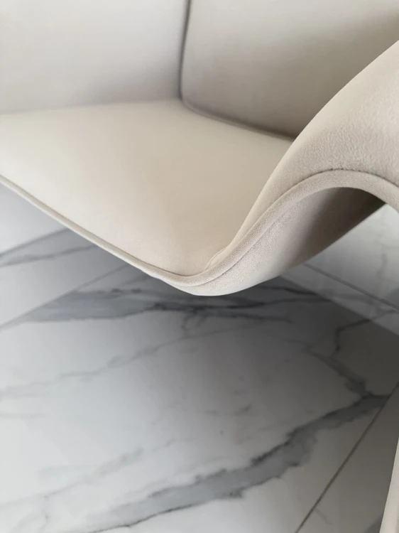 fotel nowoczesny tapicerowany w stylu włoskim.JPG