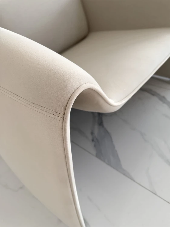 nowoczesny designerski fotel beżowy.JPG